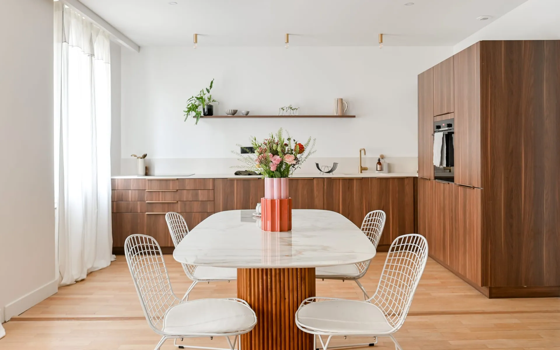Cuisine aux façades bois et table à manger du projet Alsace à Villeurbanne