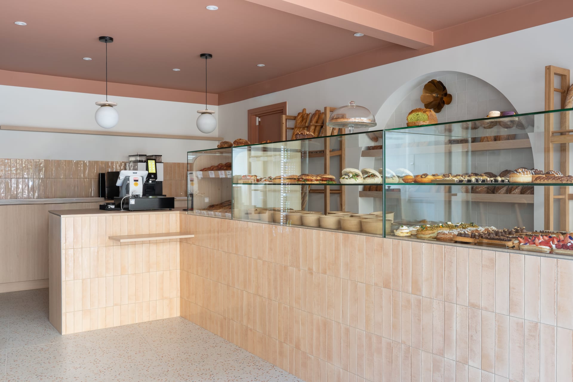 Vue d'ensemble de la boulangerie après travaux — Le Coin des Gourmands