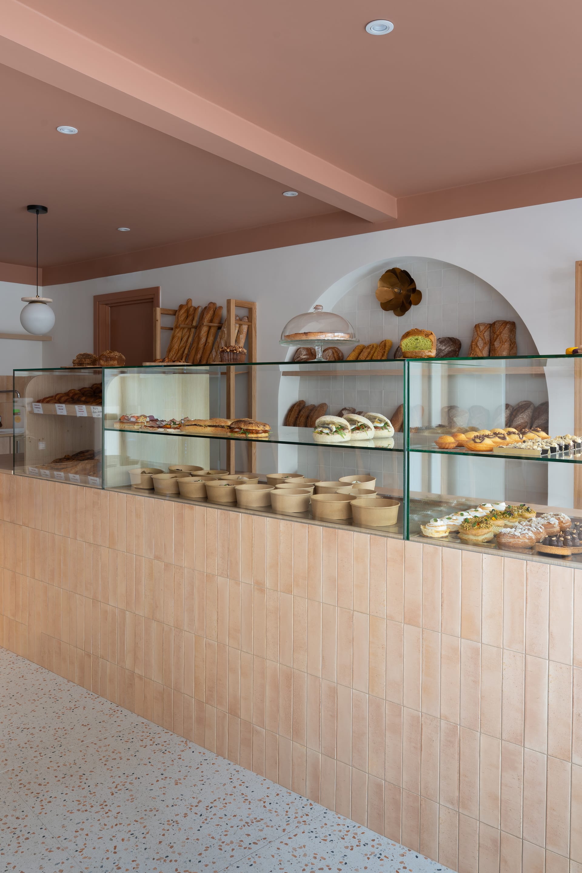 Comptoir et vitrine de la boulangerie Le Coin des Gourmands