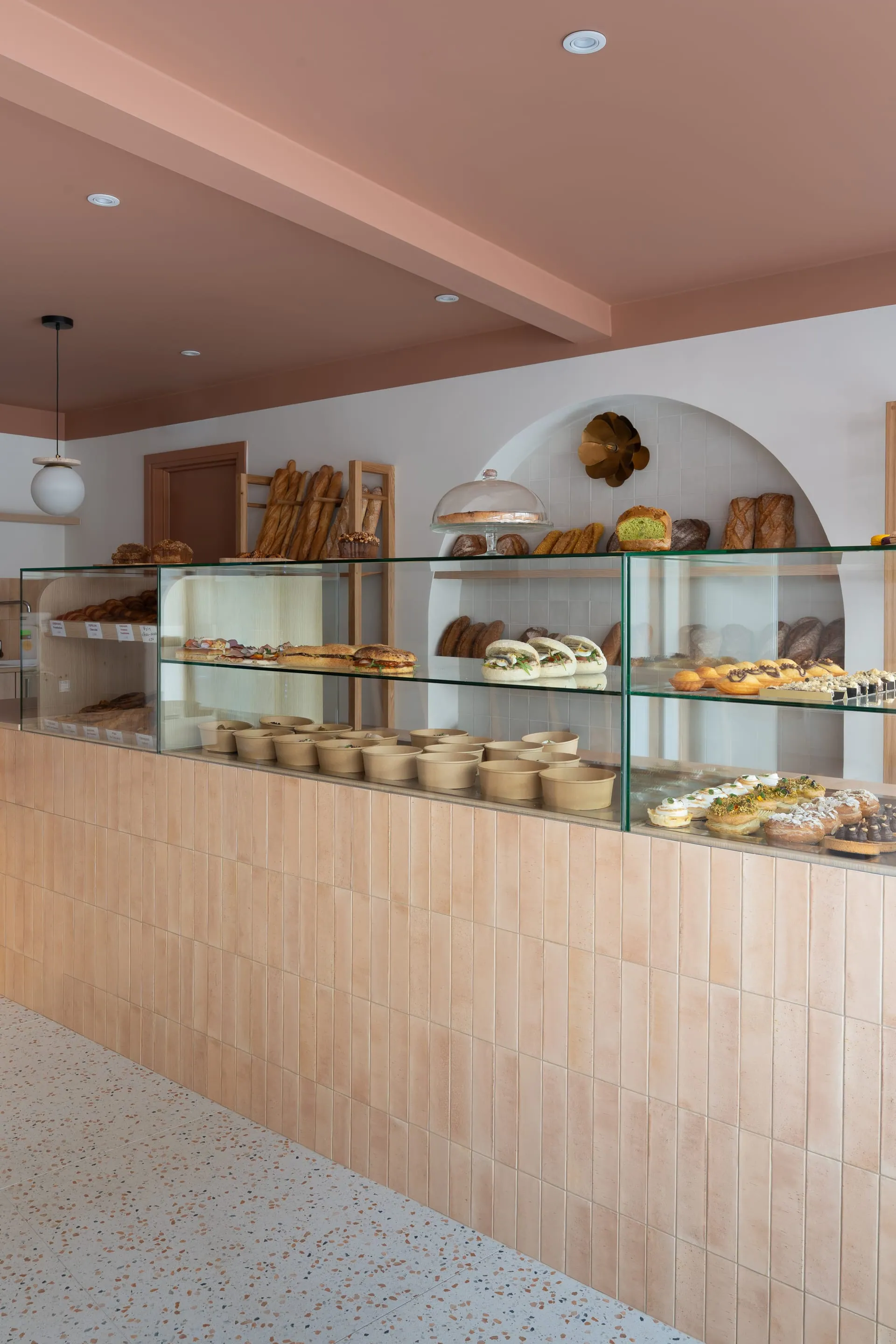 Comptoir et vitrine de la boulangerie Le Coin des Gourmands