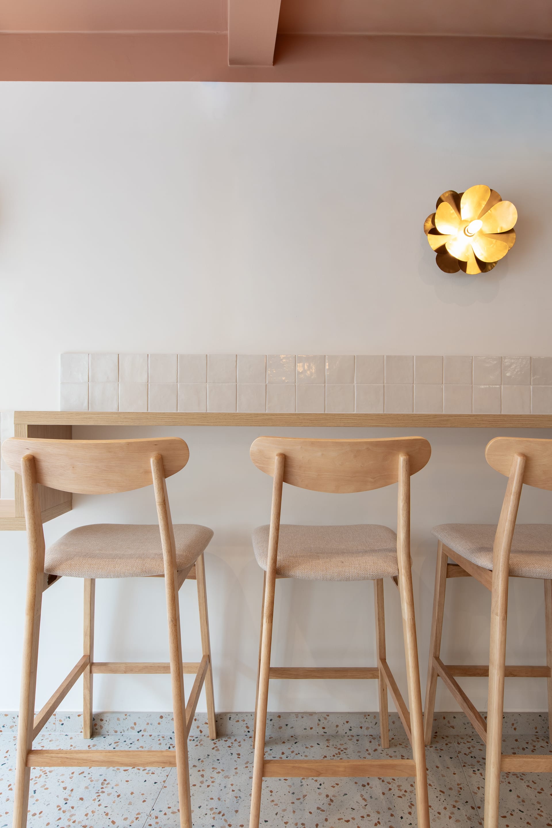 Décoration intérieure boulangerie — matériaux naturels et éclairage chaleureux