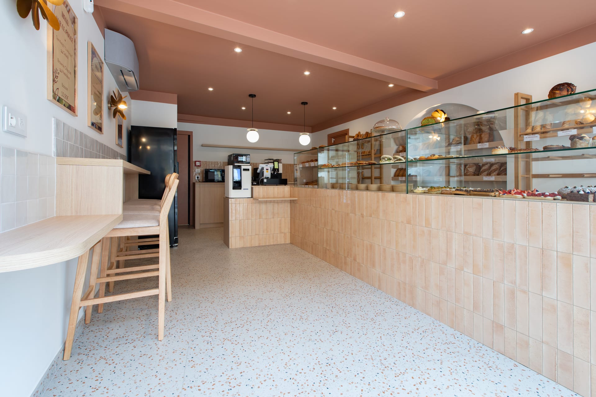 Détail du mobilier sur mesure — boulangerie Le Coin des Gourmands Chagny