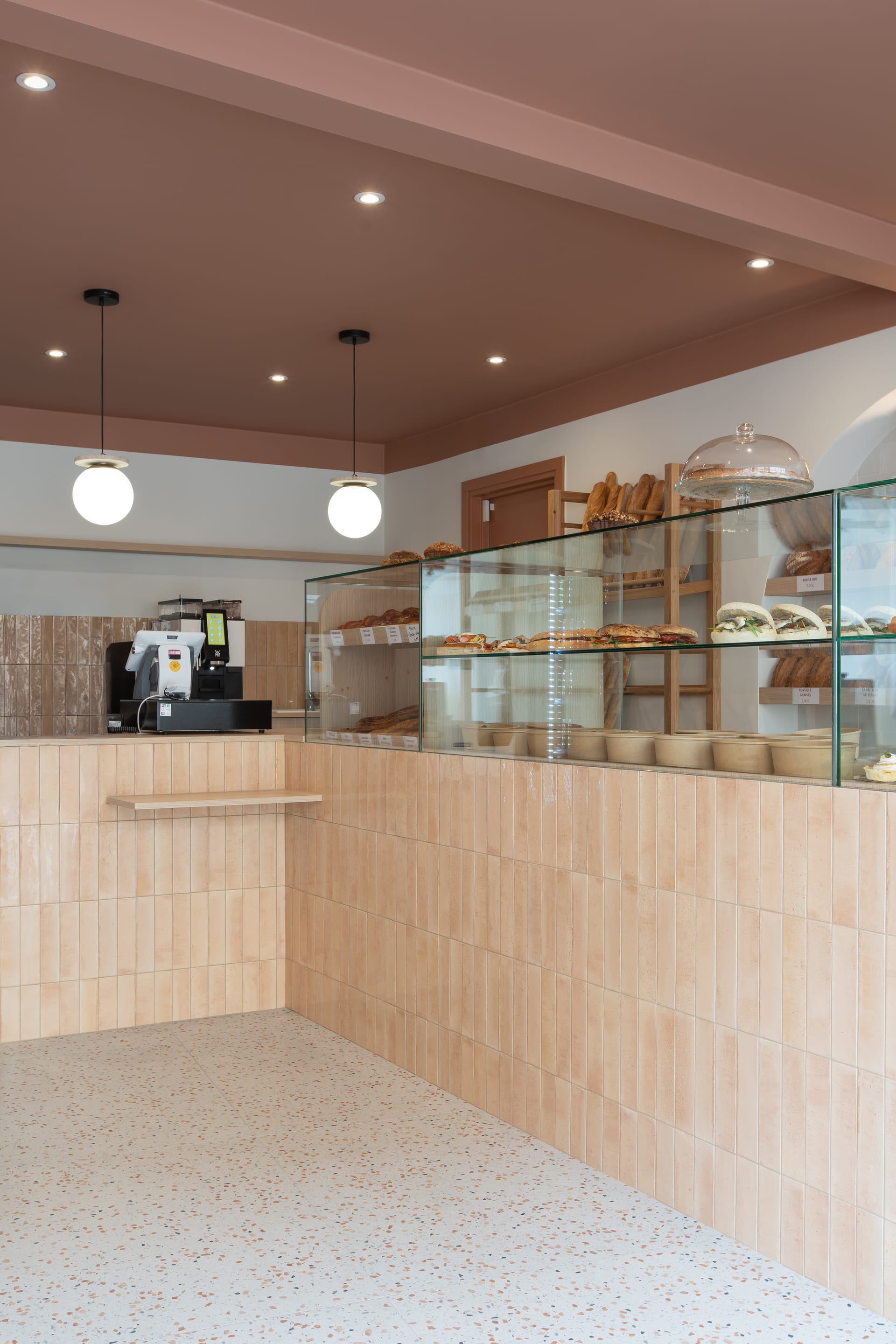 Espace de restauration de la boulangerie — tables et assises