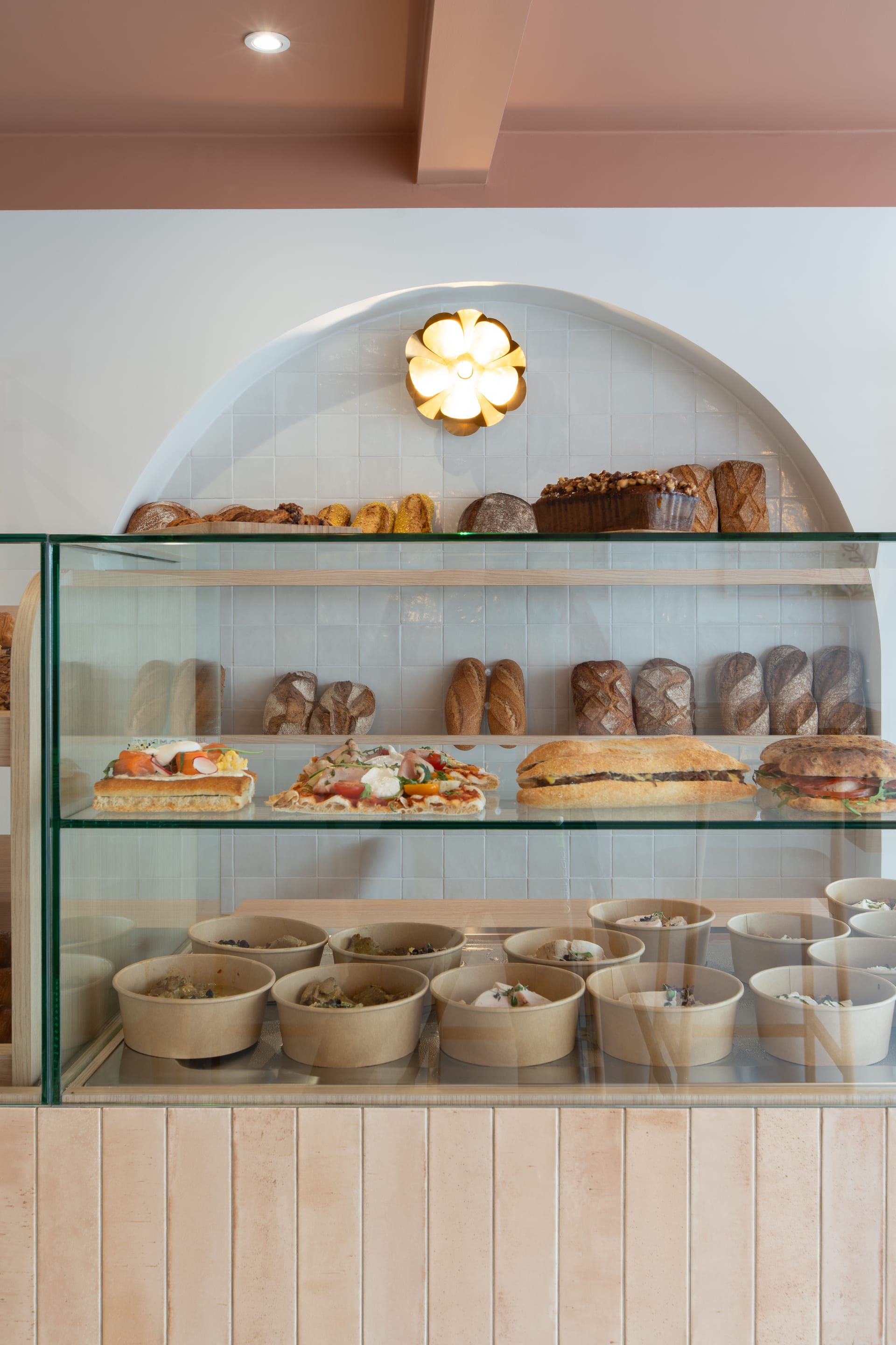 Agencement boulangerie Chagny — présentoir à pains et viennoiseries