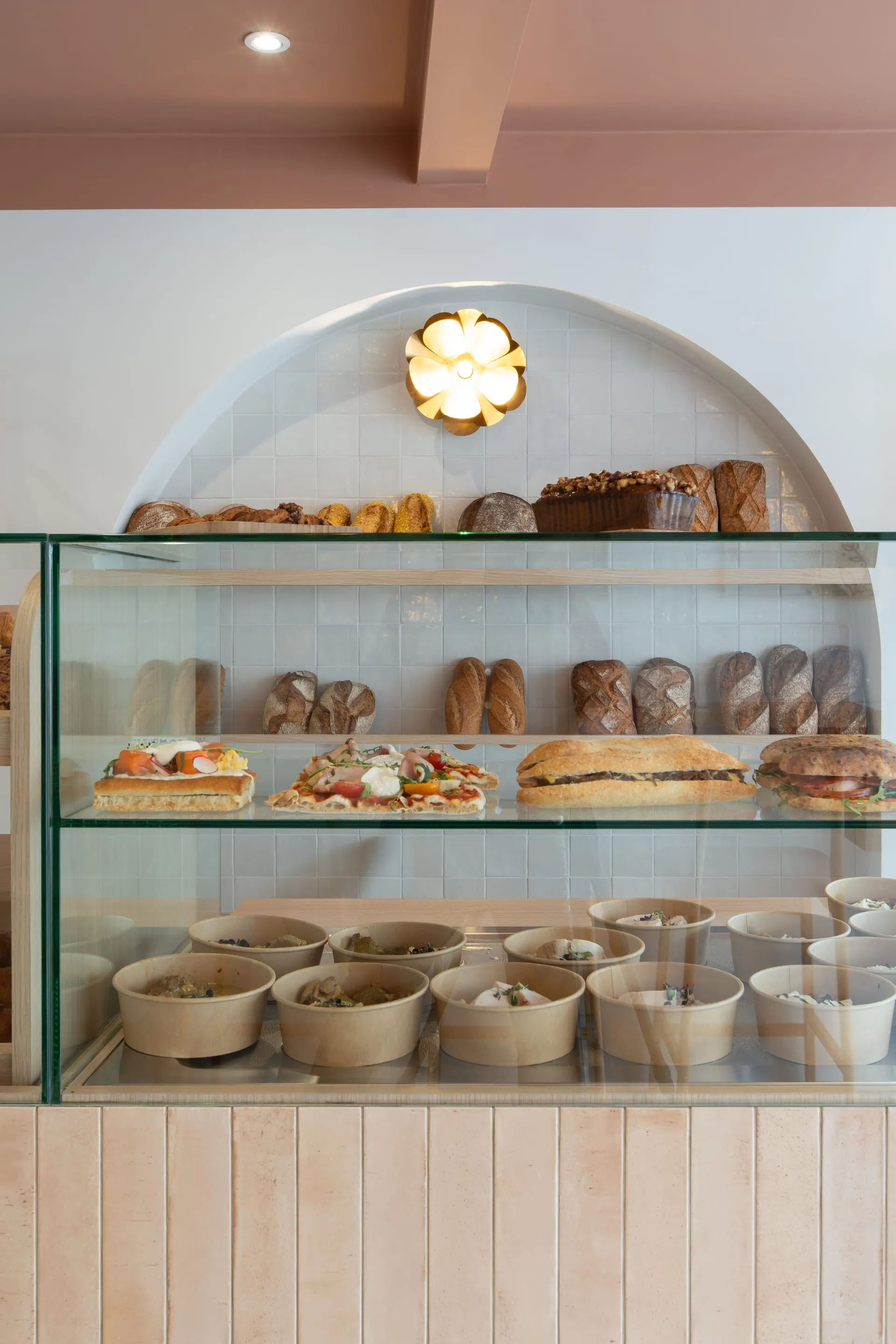 Agencement boulangerie Chagny : présentoir à pains et viennoiseries