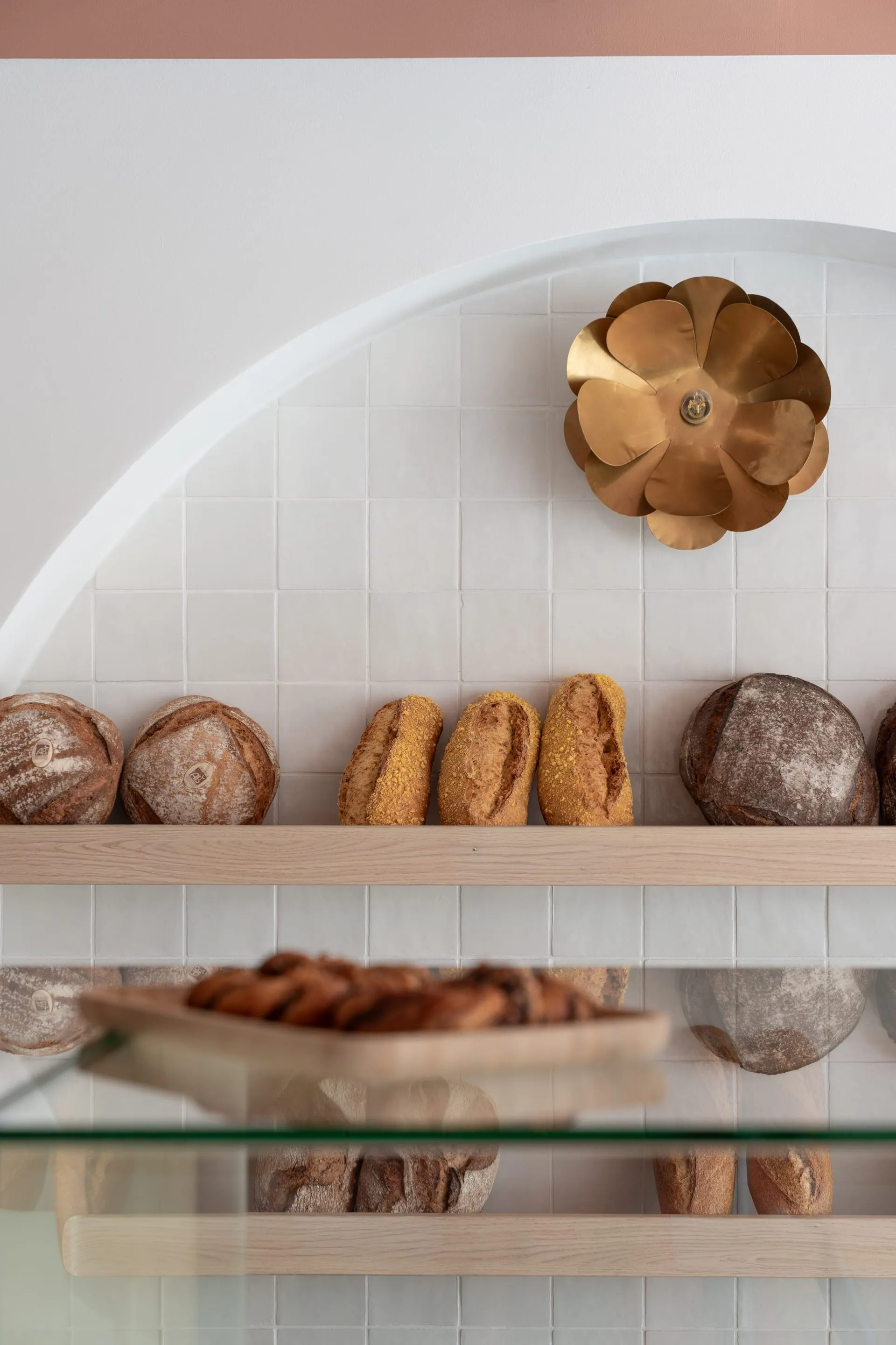 Détail de l'éclairage et des finitions : boulangerie Le Coin des Gourmands